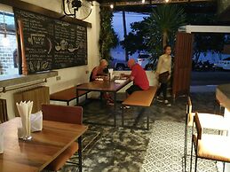 The Front Hotel and Apartment