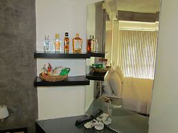 The Front Hotel and Apartment