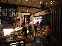 The Front Hotel and Apartment