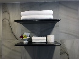 The Front Hotel and Apartment