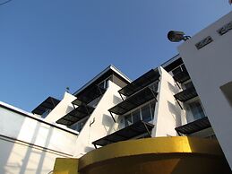 The Front Hotel and Apartment