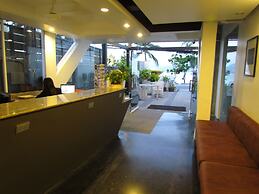 The Front Hotel and Apartment