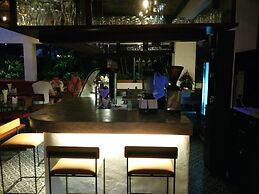 The Front Hotel and Apartment