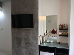 The Front Hotel and Apartment