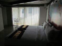 The Front Hotel and Apartment