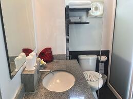 The Front Hotel and Apartment