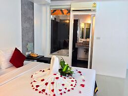 The Front Hotel and Apartment