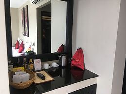 The Front Hotel and Apartment