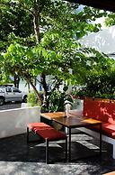 The Front Hotel and Apartment