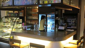 The Front Hotel and Apartment