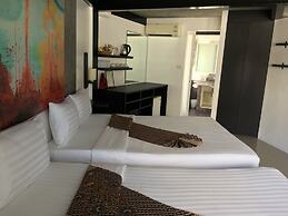 The Front Hotel and Apartment