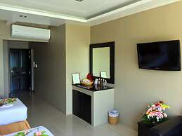 The Front Hotel and Apartment