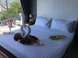 The Front Hotel and Apartment