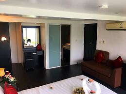 The Front Hotel and Apartment