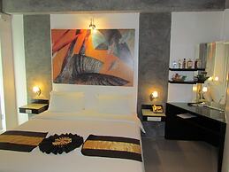 The Front Hotel and Apartment