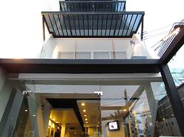 The Front Hotel and Apartment