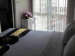 The Front Hotel and Apartment