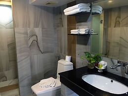 The Front Hotel and Apartment