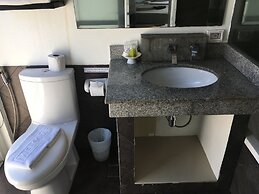 The Front Hotel and Apartment