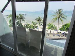 The Front Hotel and Apartment