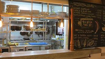 The Front Hotel and Apartment