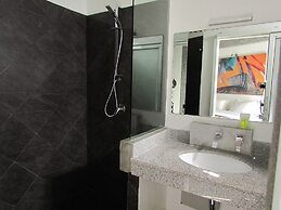 The Front Hotel and Apartment