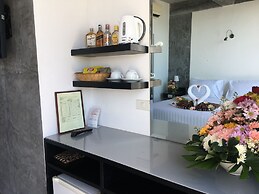 The Front Hotel and Apartment