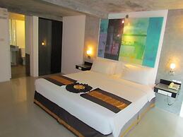 The Front Hotel and Apartment