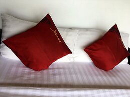 The Front Hotel and Apartment