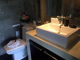 The Front Hotel and Apartment