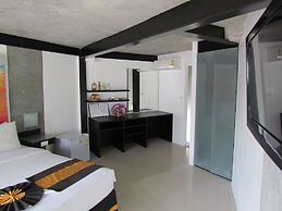 The Front Hotel and Apartment