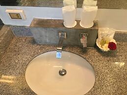 The Front Hotel and Apartment