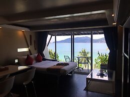 The Front Hotel and Apartment