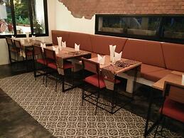 The Front Hotel and Apartment