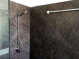 The Front Hotel and Apartment