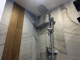 The Front Hotel and Apartment