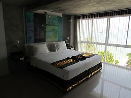 The Front Hotel and Apartment