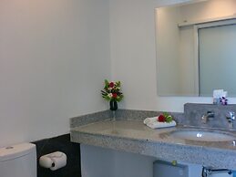 The Front Hotel and Apartment