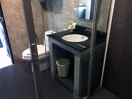 The Front Hotel and Apartment