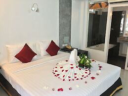 The Front Hotel and Apartment