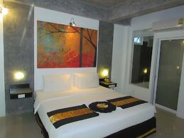 The Front Hotel and Apartment