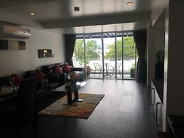 The Front Hotel and Apartment