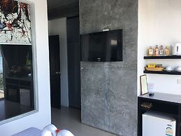 The Front Hotel and Apartment