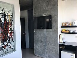 The Front Hotel and Apartment