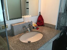 The Front Hotel and Apartment