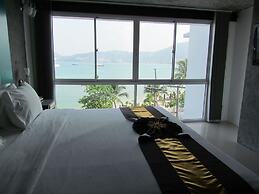 The Front Hotel and Apartment