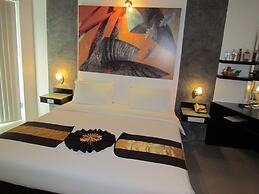 The Front Hotel and Apartment