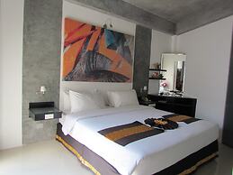 The Front Hotel and Apartment