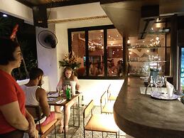 The Front Hotel and Apartment