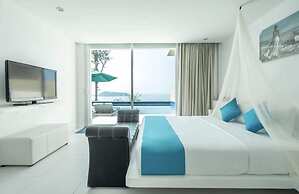 Grand Bleu Ocean View Pool Suite